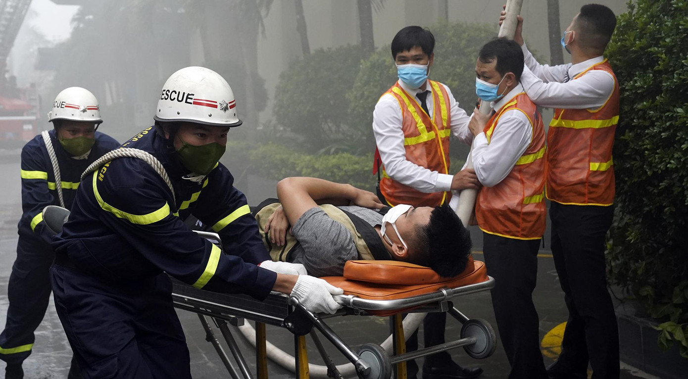 Đồng thời, Công an TP Hà Nội huy động 13 xe chữa cháy của Phòng Cảnh sát PCCC&amp;CNCH, Công an quận Cầu Giấy, Nam Từ Liêm, Bắc Từ Liêm… cùng 180 cán bộ chiến sĩ, có mặt sử dụng thang và vòi phun nhanh chóng dập tắt đám cháy.