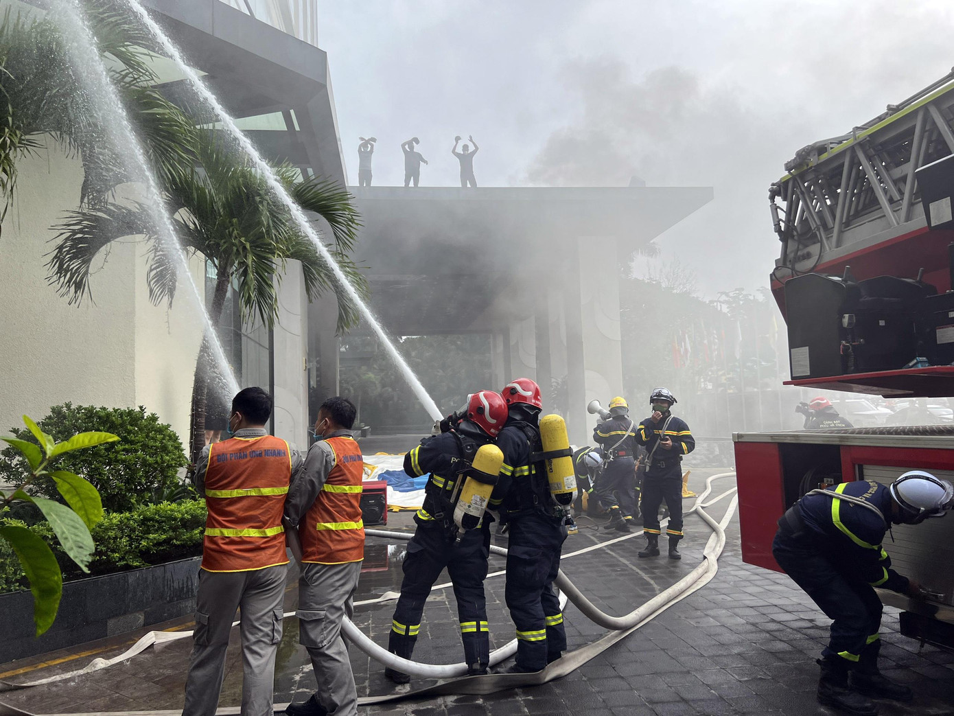 Tình huống giả định đặt ra là vào lúc 9h, tại khu vực dịch vụ massage tầng 4 khách sạn xảy ra cháy do 1 khách hàng làm đổ cốc nến gây ra. Thời điểm này hệ thống chữa cháy tự động của khách sạn đang trong quá trình duy tu bảo dưỡng nên không hoạt động.