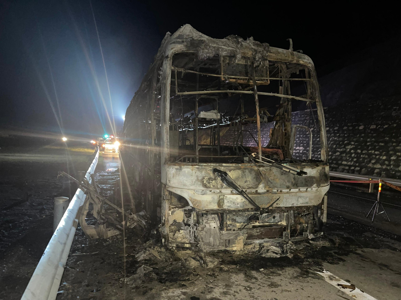 Tại hiện trường, chiếc xe cháy trơ khung thép.