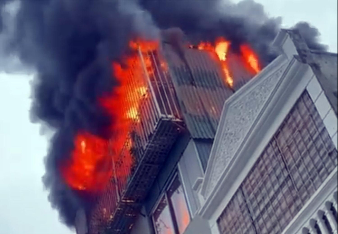 Lửa bùng phát dữ dội tại tầng tum ngôi nhà. Lửa bùng phát dữ dội tại tầng tum ngôi nhà.