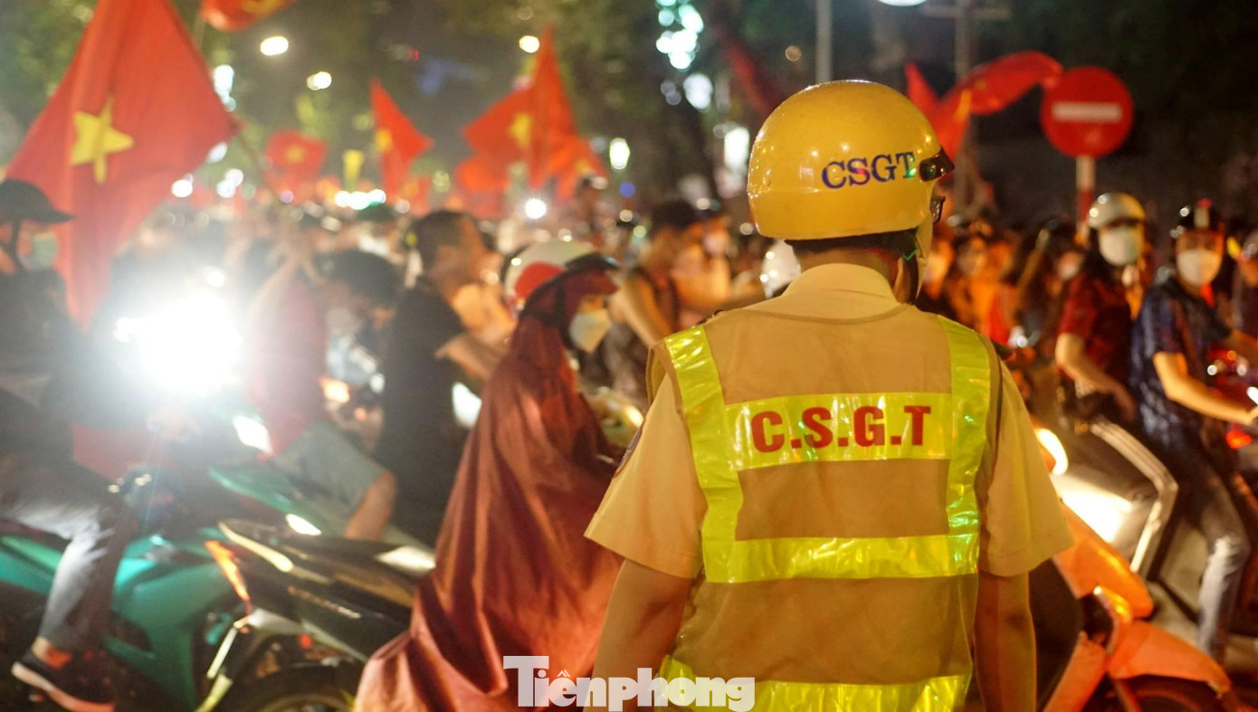 Lực lượng CSGT hướng dẫn, phân luồng trên các tuyến phố. Ảnh: Thanh Hà