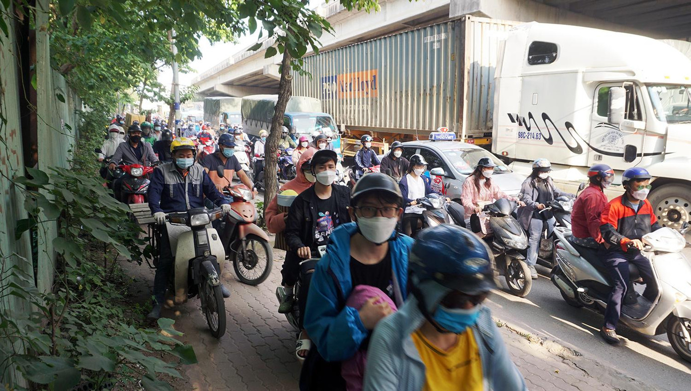 Xe máy đi lên vỉa hè qua chỗ ùn tắc. Ảnh: Thanh Hà