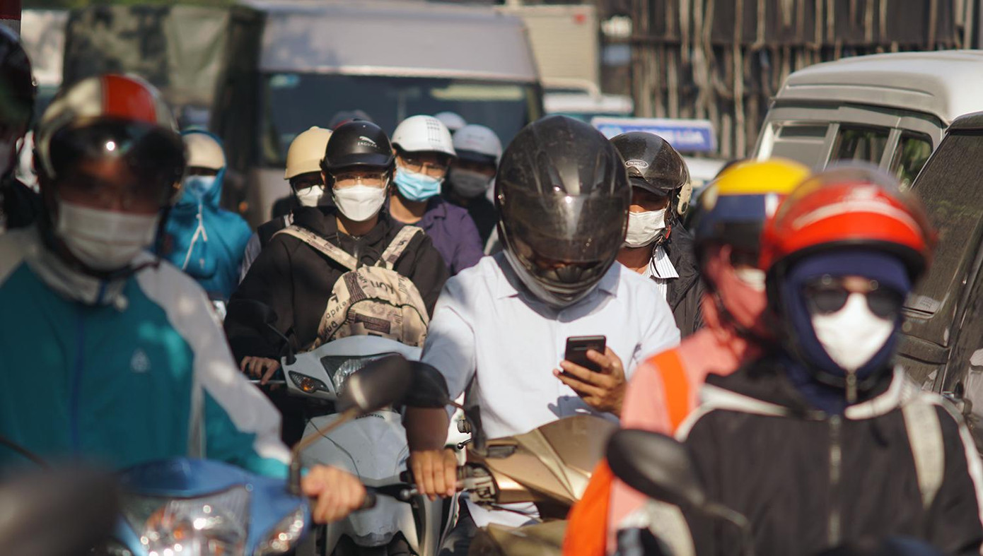 Nhiều người mất 10-15 phút mới đi qua được đoạn đường ùn ứ. Ảnh: Thanh Hà