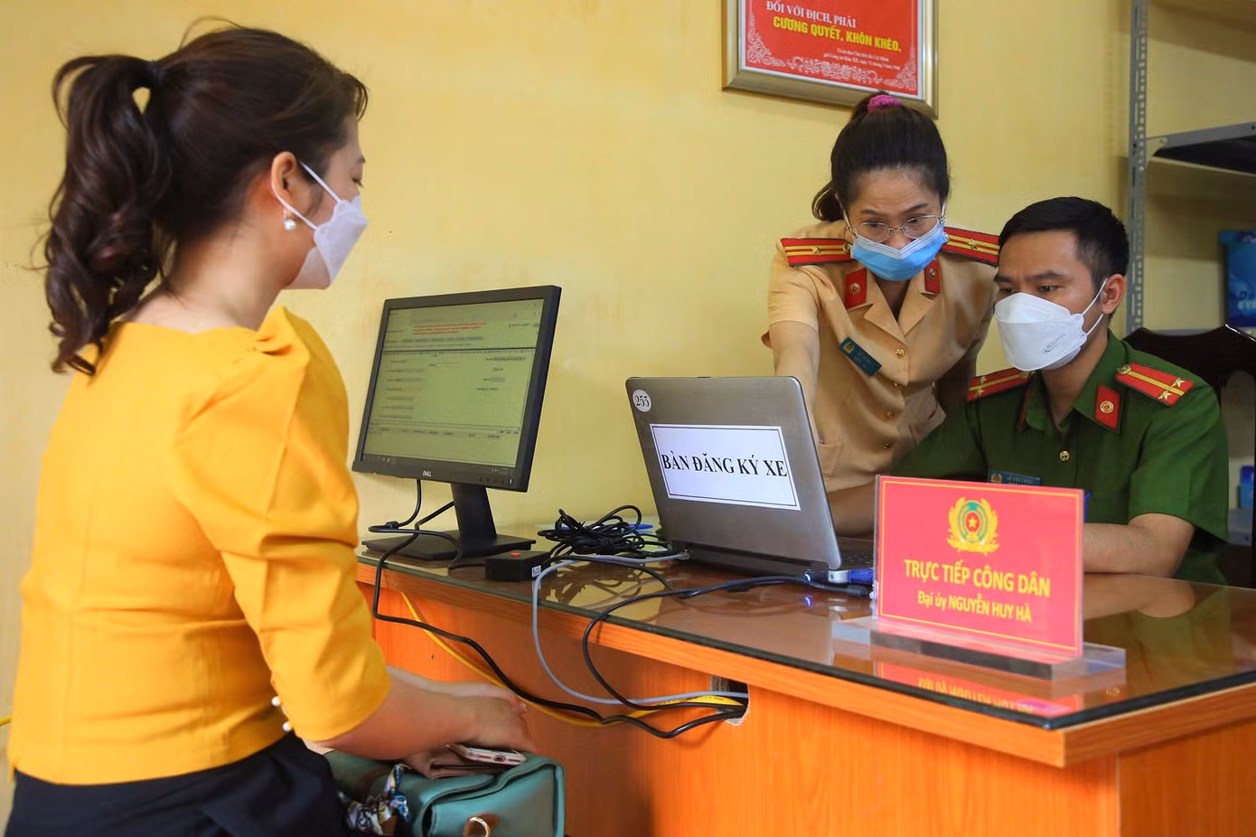 Chị Thu được hướng dẫn làm thủ tục đăng ký xe. Chị Thu được hướng dẫn làm thủ tục đăng ký xe.