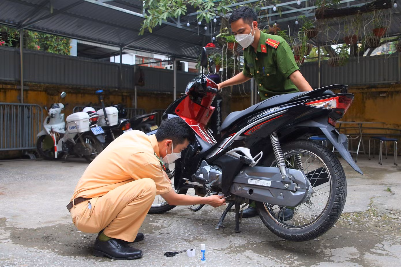 Trung bình chỉ mất vài phút để người dân có thể làm các thủ tục đăng ký xe máy. Trung bình chỉ mất vài phút để người dân có thể làm các thủ tục đăng ký xe máy.