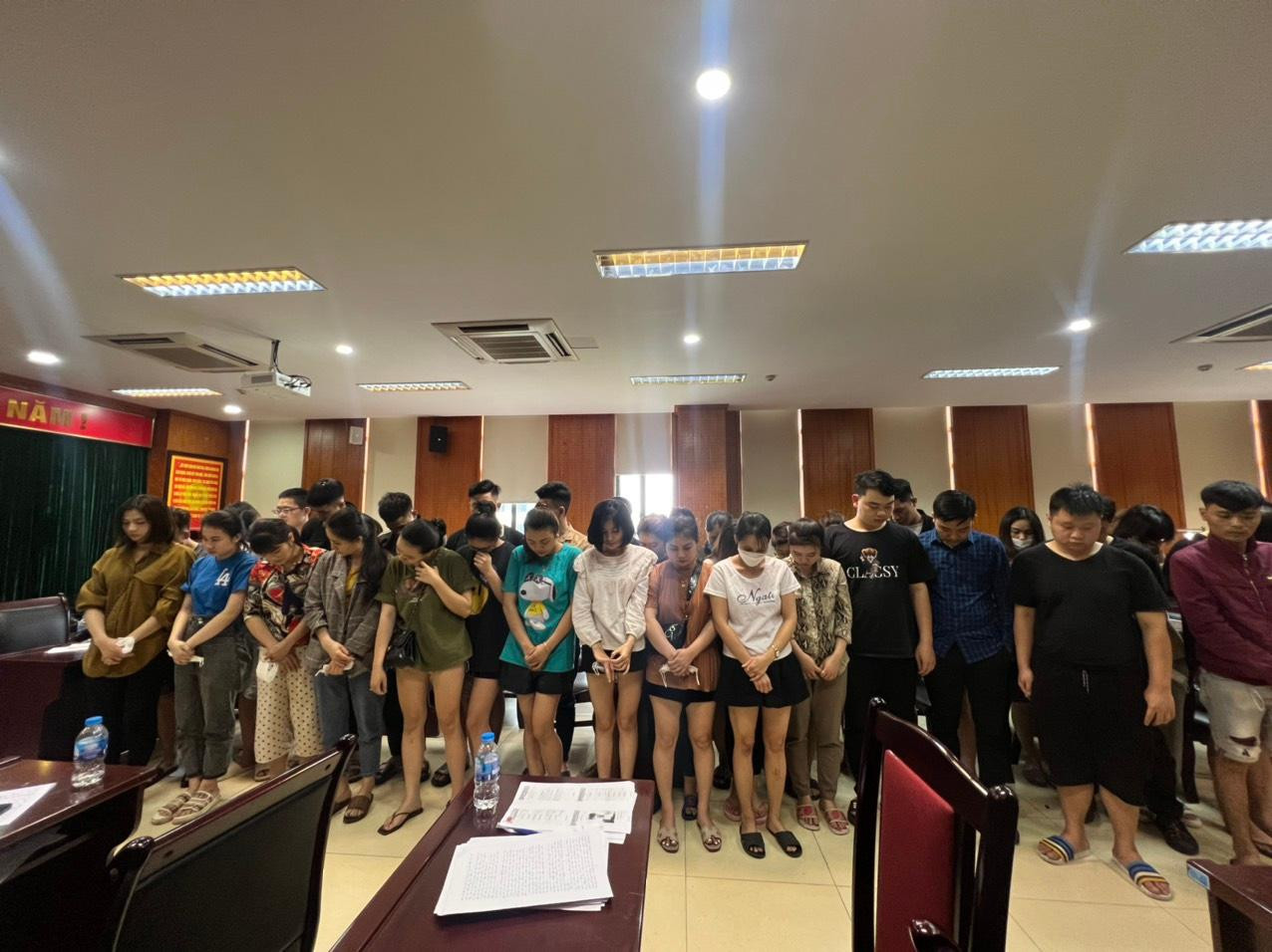 Nhóm đối tượng bị đưa về trụ sở làm rõ.