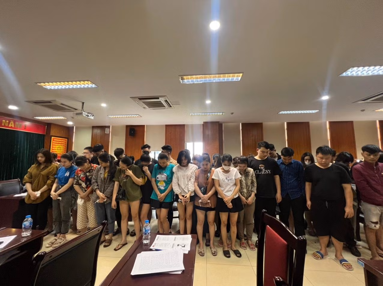 Nhóm đối tượng bị đưa về trụ sở làm rõ. Nhóm đối tượng bị đưa về trụ sở làm rõ.