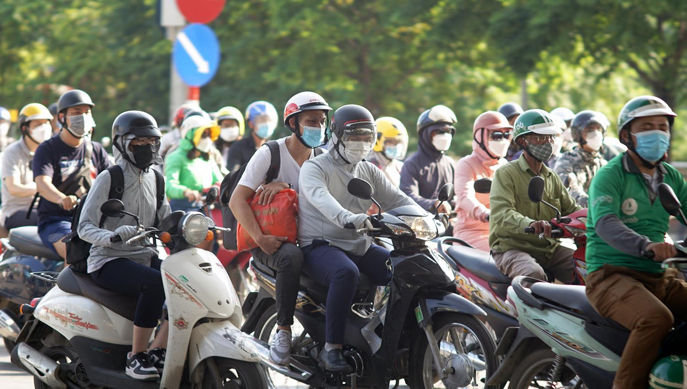 Một cán bộ Đội CSGT số 14 cho biết, ngay từ 14h hôm nay, lượng phương tiện bắt đầu tăng. Một số khu vực như đường vành đai 3 hướng vào Hà Nội xảy ra ùn ứ. Ảnh: Thanh Hà