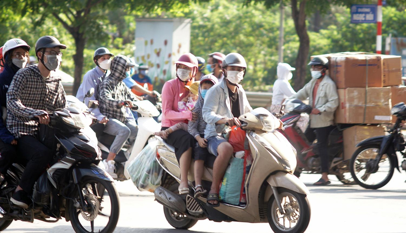 Các gia đình chở theo con nhỏ mang theo nhiều hành lý trở về Hà Nội. Ảnh: Thanh Hà