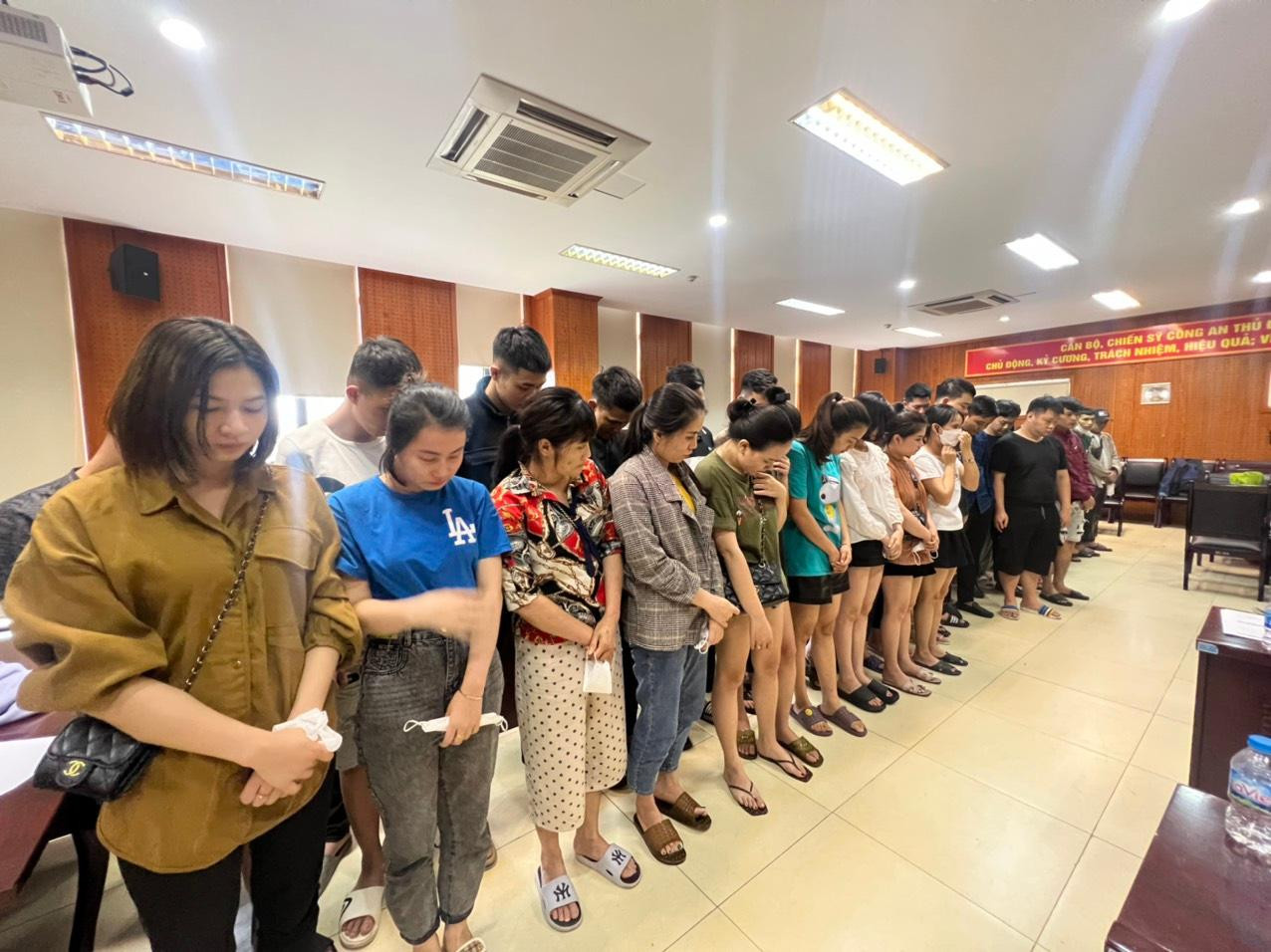 Nhóm đối tượng tại cơ quan công an.