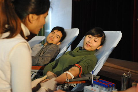 Hạnh là bóng hồng tới từ Cục Hàng hải, lần đầu đi hiến máu nên hơi run và hồi hộp