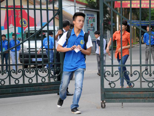 Dù đã được dặn dò cẩn thận nhưng nhiều em vẫn sơ ý, quyên mang theo giấy tờ cần thiết để dự thi, phải nhờ người nhà mang đến. Ảnh: Tuấn Nguyễn