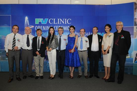 Ngô Thanh Vân, Ngọc Quyên, Hương Giang chúc mừng các sáng lập viên của Bệnh Viện FV trong ngày khai trương Phòng Khám FV