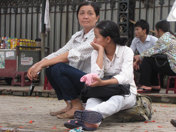 Nhiều sĩ tử và phụ huynh mệt mỏi ở bến xe Mỹ Đình