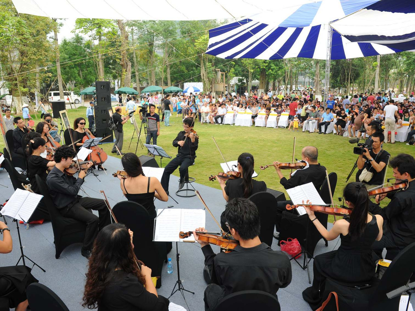 Các buổi trình diễn trước thường có từ 300-500 khản giả thì với chương trình này tại Ecopark, lượng khán giả đã lên tới con số khoảng 2.500 người