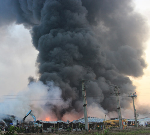 Cột khói đen bốc lên từ nhà máy. Ảnh: Khampha.vn Cột khói đen bốc lên từ nhà máy