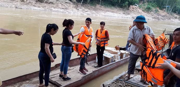 Nhà sách Tiền Phong tặng quà cho học sinh vùng lũ ảnh 2