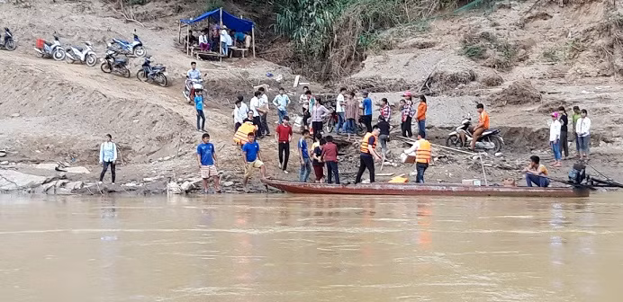Nhà sách Tiền Phong tặng quà cho học sinh vùng lũ ảnh 3