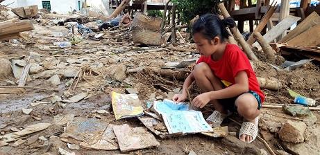 Trẻ em Mường Lát bới tìm sách vở, đồ chơi sau lũ ảnh 3