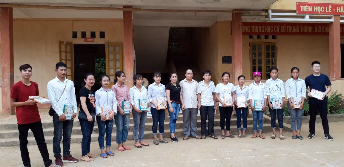 Nhà sách Tiền Phong tặng quà cho học sinh vùng lũ ảnh 5