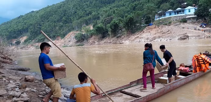 Nhà sách Tiền Phong tặng quà cho học sinh vùng lũ ảnh 1