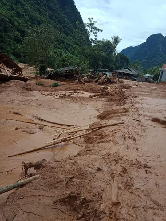 Vùng lũ Mường Lát cạn lương thực: Vượt sông, băng rừng cứu trợ ảnh 1