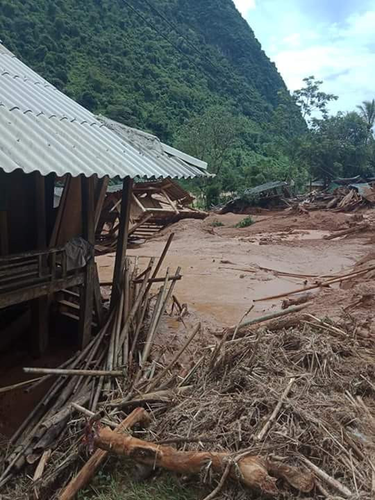 Vùng lũ Mường Lát cạn lương thực: Vượt sông, băng rừng cứu trợ ảnh 2