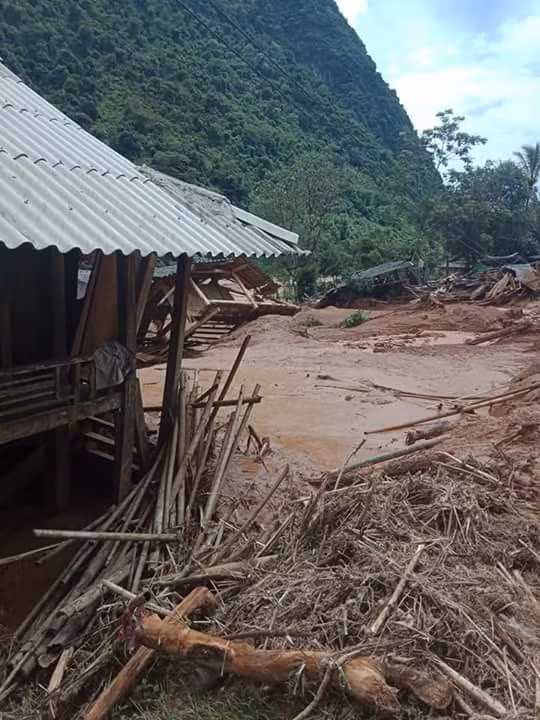 Vùng lũ Mường Lát cạn lương thực: Vượt sông, băng rừng cứu trợ ảnh 2