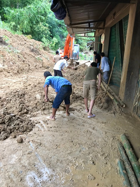 Đi bộ hàng chục km để cứu trợ người dân vùng lũ Thanh Hóa ảnh 4