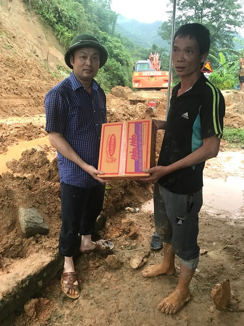 Đi bộ hàng chục km để cứu trợ người dân vùng lũ Thanh Hóa ảnh 5