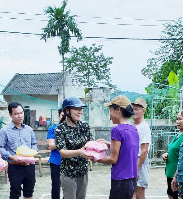 Mang hàng trăm suất cơm nóng tới người dân vùng lũ Thanh Hóa ảnh 2