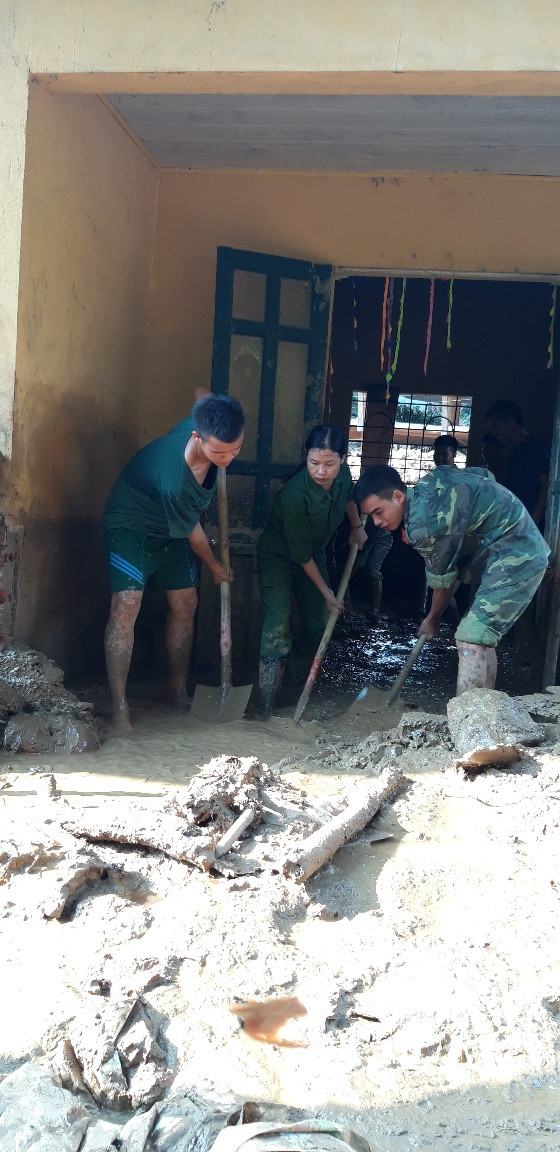 Thăm, tặng quà cho đồng bào vùng tâm lũ Mường Lát ảnh 9