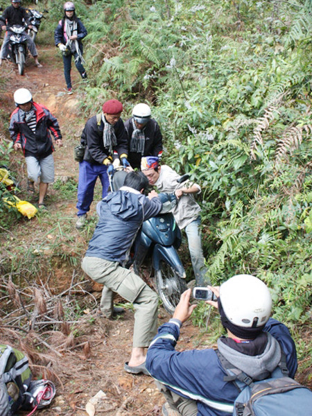 "Phượt " xuân cũng là cách bạn trẻ thử thách bản lĩnh.