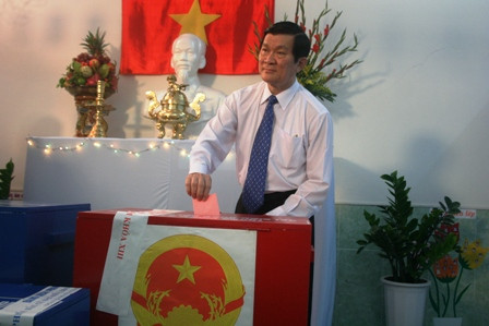 Ông Trương Tấn Sang, UV Bộ Chính trị, Thường trực Ban Bí Thư bỏ phiếu bầu ĐBQH sáng nay - Ảnh: Minh Nam/ Dân Trí