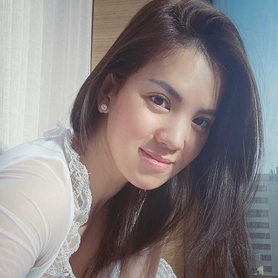 Chia sẻ về việc bất ngờ quyết định đi du học khi đang ở đỉnh cao của nhan sắc và sự nghiệp, Hoàng Oanh từng chia sẻ đối với cô, nhan sắc chỉ có thời còn việc học tập là nghĩa vụ của cả cuộc đời. Chính vì thế nên cô muốn tận dụng thời gian quý báu của tuổi trẻ vào việc học để hoạch định tương lai.