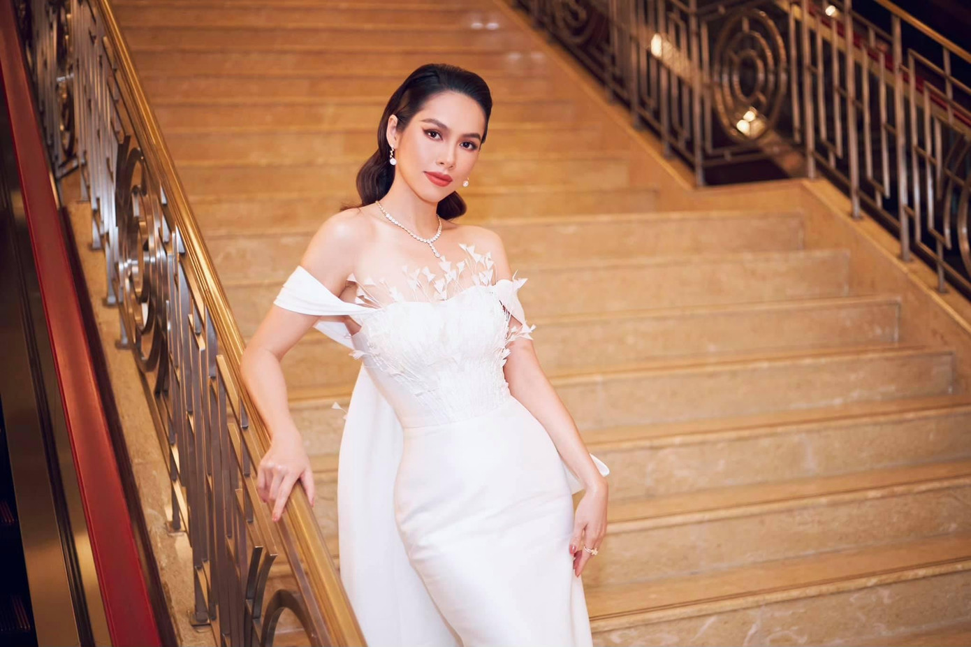 Nàng Á hậu xinh đẹp còn khéo léo kết hợp với trang sức ngọc trai để tạo nên vẻ ngoài thanh lịch, đẳng cấp.