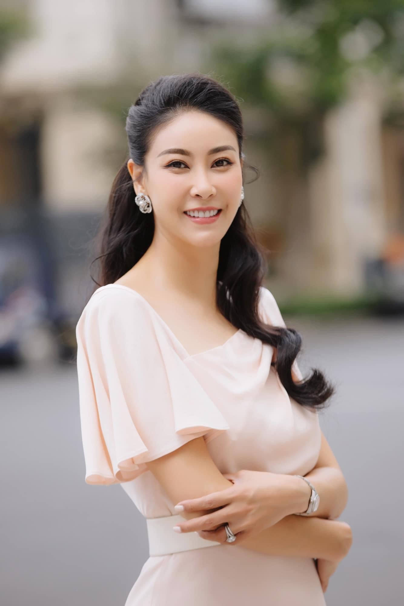 Hoa hậu Hà Kiều Anh diện váy gam hồng pastel dịu dàng và thanh lịch.