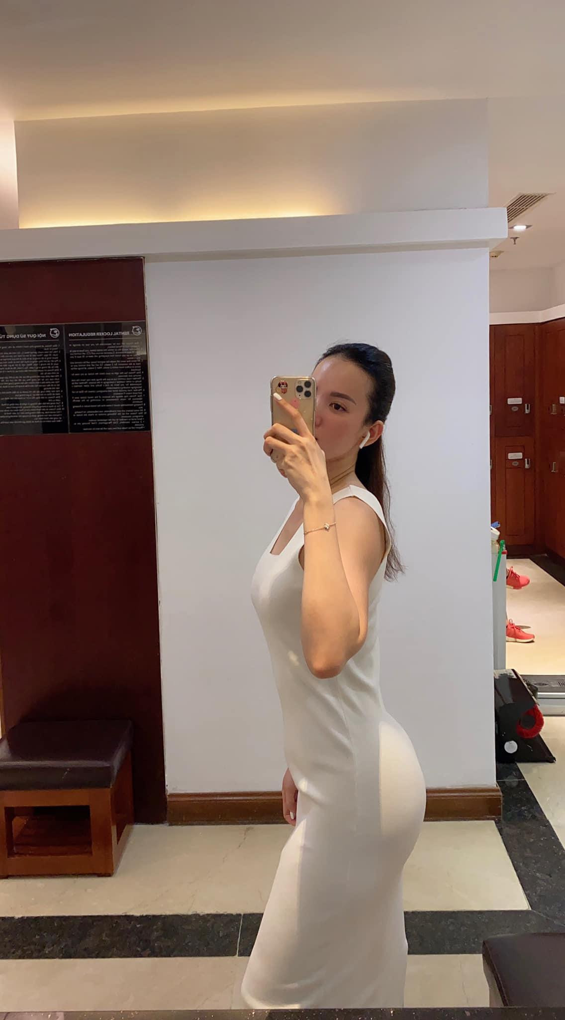 Vóc dáng thon thả và đáng 'ghen tỵ' của Hoàng Oanh ở tuổi 37 khiến cho nhiều đàn em cũng phải trầm trồ ngưỡng mộ.