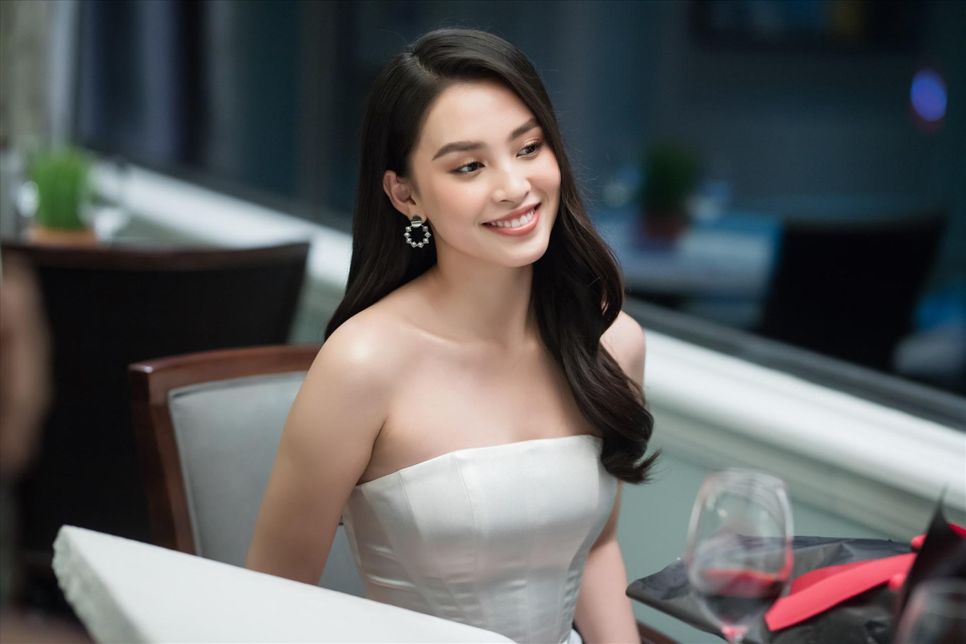 Nhan sắc xinh đẹp không tì vết của Tiểu Vy trở thành điểm nhấn của "Em không sai, chúng ta sai" và nhận được rất nhiều lời khen ngợi từ các fans. "Đẹp không tì vết", "xỉu up xỉu down"...là những lời khen ngợi có cánh mà các fans dành cho Tiểu Vy.