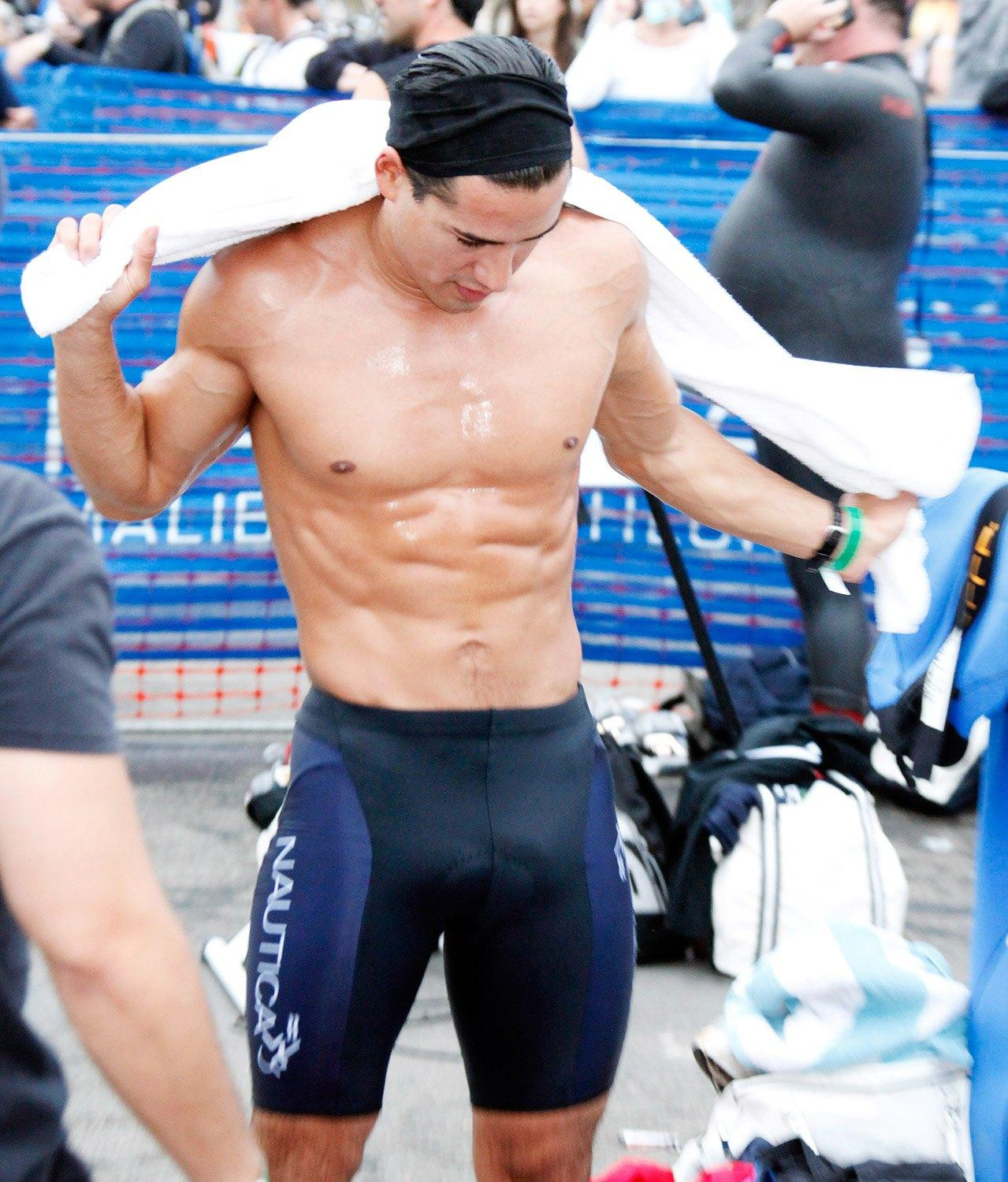 Hiện tại mặc dù sắp bước vào tuổi 50 nhưng Mario Lopez vẫn duy trì được body săn chắc với những cơ bắp rắn rỏi đáng ngưỡng mộ. Nam MC là người yêu thể thao, thường xuyên tập thể hình cường độ cao cũng như chơi các môn thể thao sức bền.