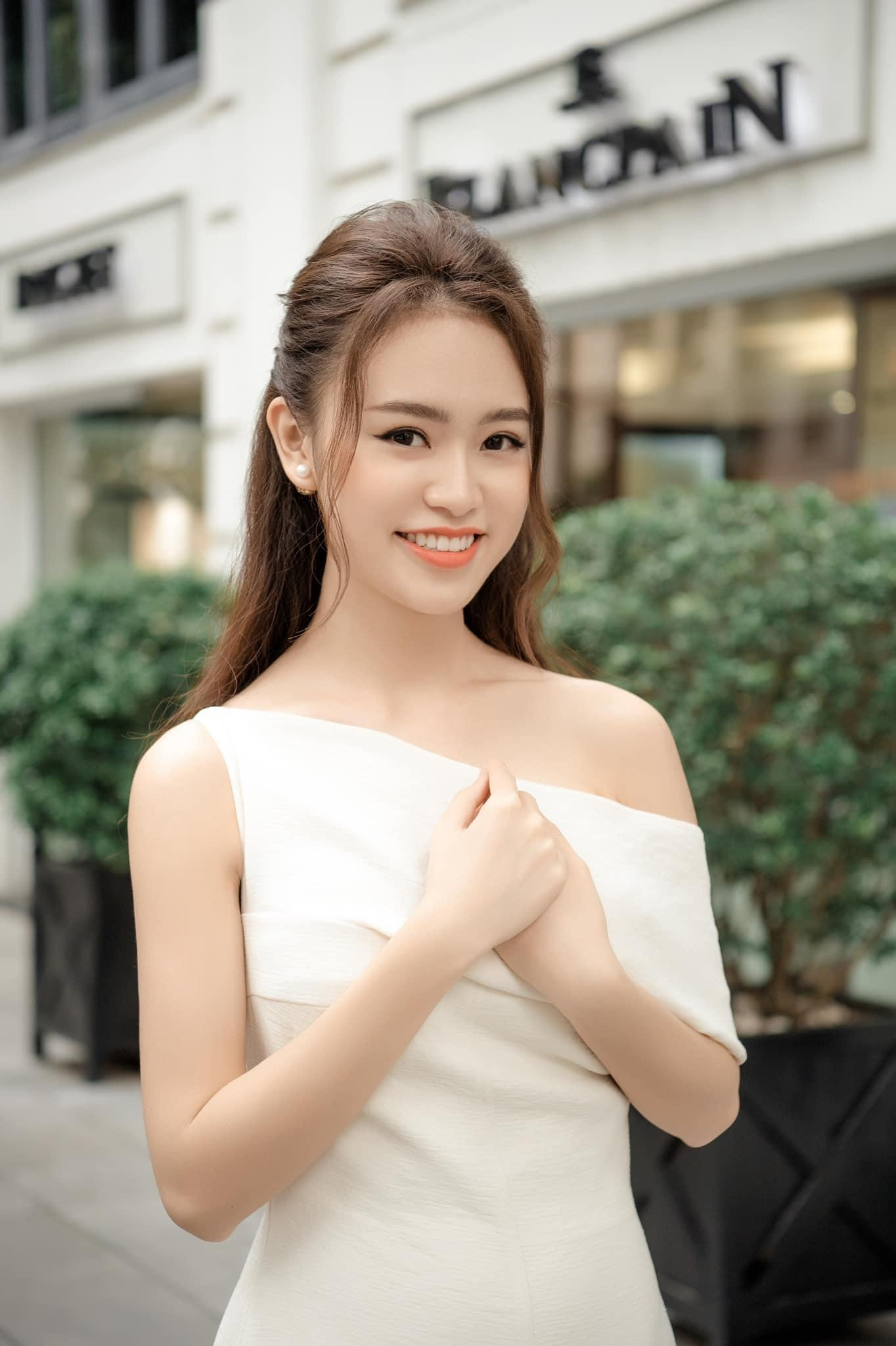 Sau một thời gian khá im ắng, Người đẹp Truyền thông Phùng Bảo Ngọc Vân của cuộc thi Hoa hậu Việt Nam 2016 bất ngờ tái xuất trên mạng xã hội với bộ ảnh mới đẹp dịu dàng mà không kém phần quyến rũ.