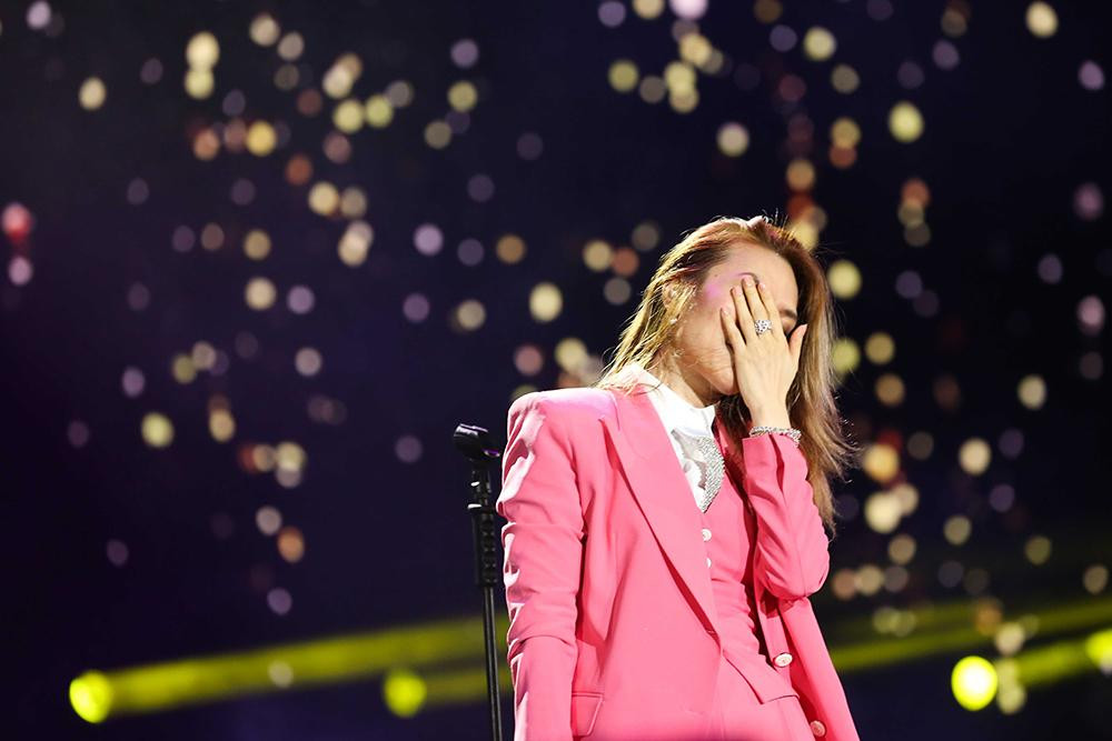 Nữ ca sĩ nhiều lần xúc động không kìm nén được cảm xúc khi chứng kiến tình cảm của khán giả.