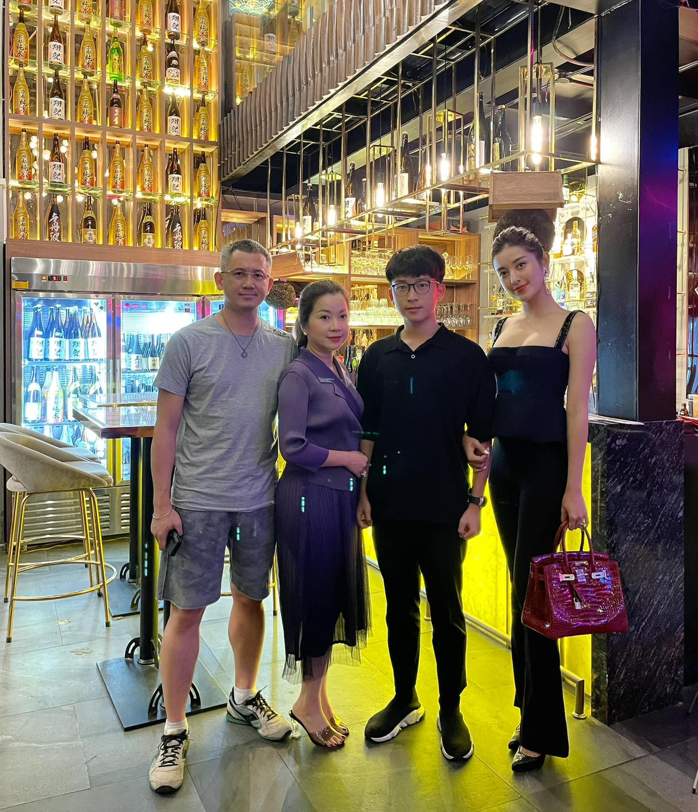 Á hậu Huyền My diện set đồ quyến rũ, sành điệu khi đi ăn tối cùng cả gia đình.