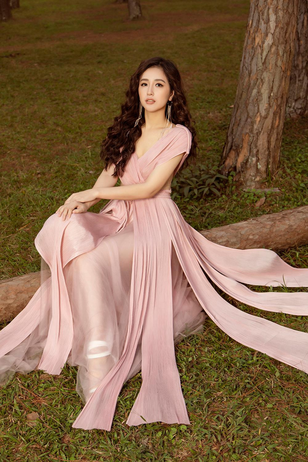 Ở tuổi 33, Mai Phương Thúy dường như đang có một cuộc sống viên mãn với khối tài sản đáng mơ ước, nhan sắc ngày càng trẻ trung, xinh đẹp mặc dù vẫn lẻ bóng.