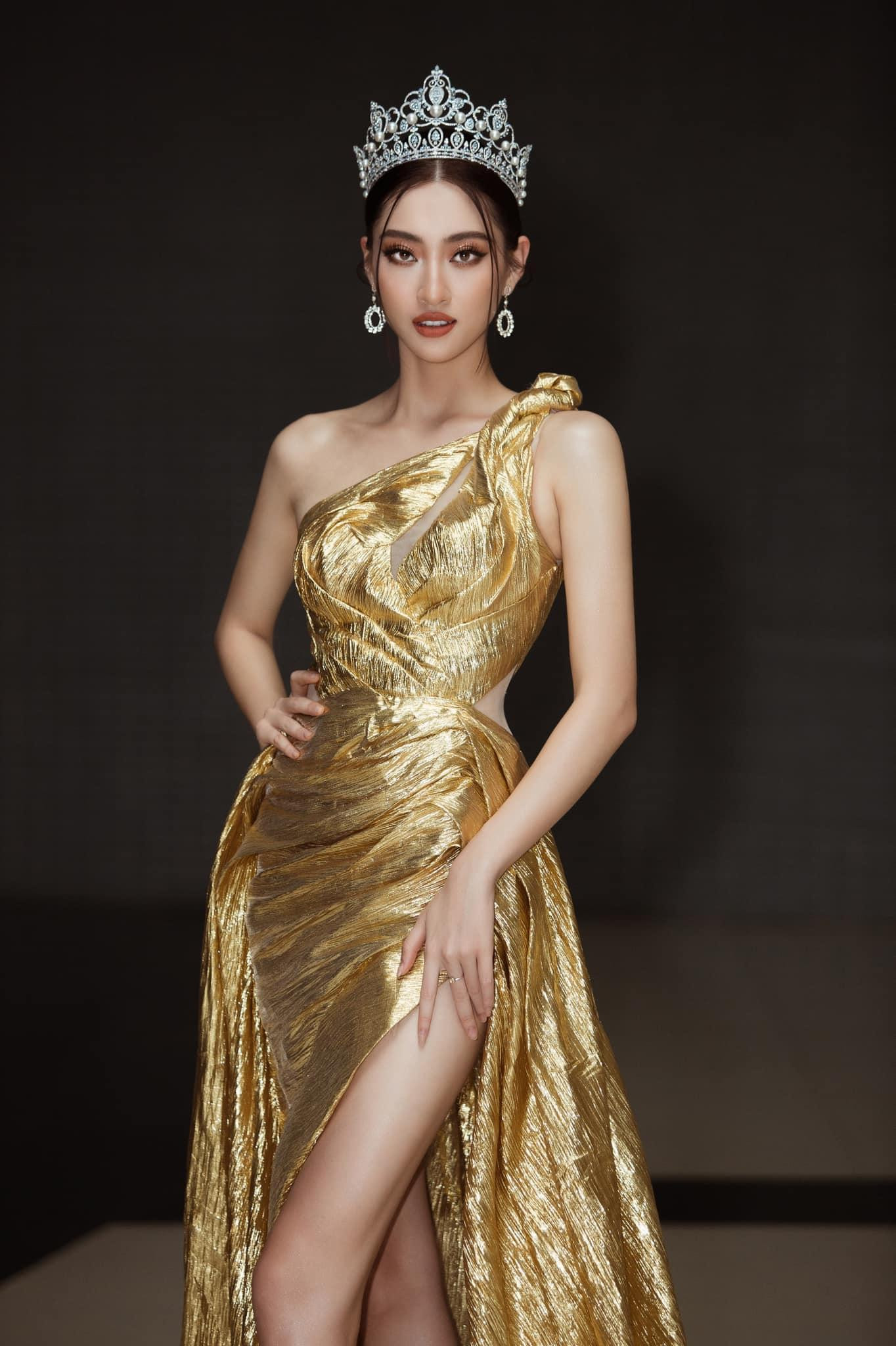 Tour tuyển sinh Miss World Vietnam 2021 vừa qua lại tiếp tục hành trình giao lưu cùng các sinh viên tại trường Đại học Tôn Đức Thắng. Sự kiện diễn ra kết hợp cùng cuộc thi Miss &amp; Mister University Ton Duc Thang với sự góp mặt của Hoa hậu Lương Thuỳ Linh, Á hậu Kiều Loan, Chủ tịch Miss World Vietnam - Phạm Kim Dung và Người đẹp Thuỳ Tiên.