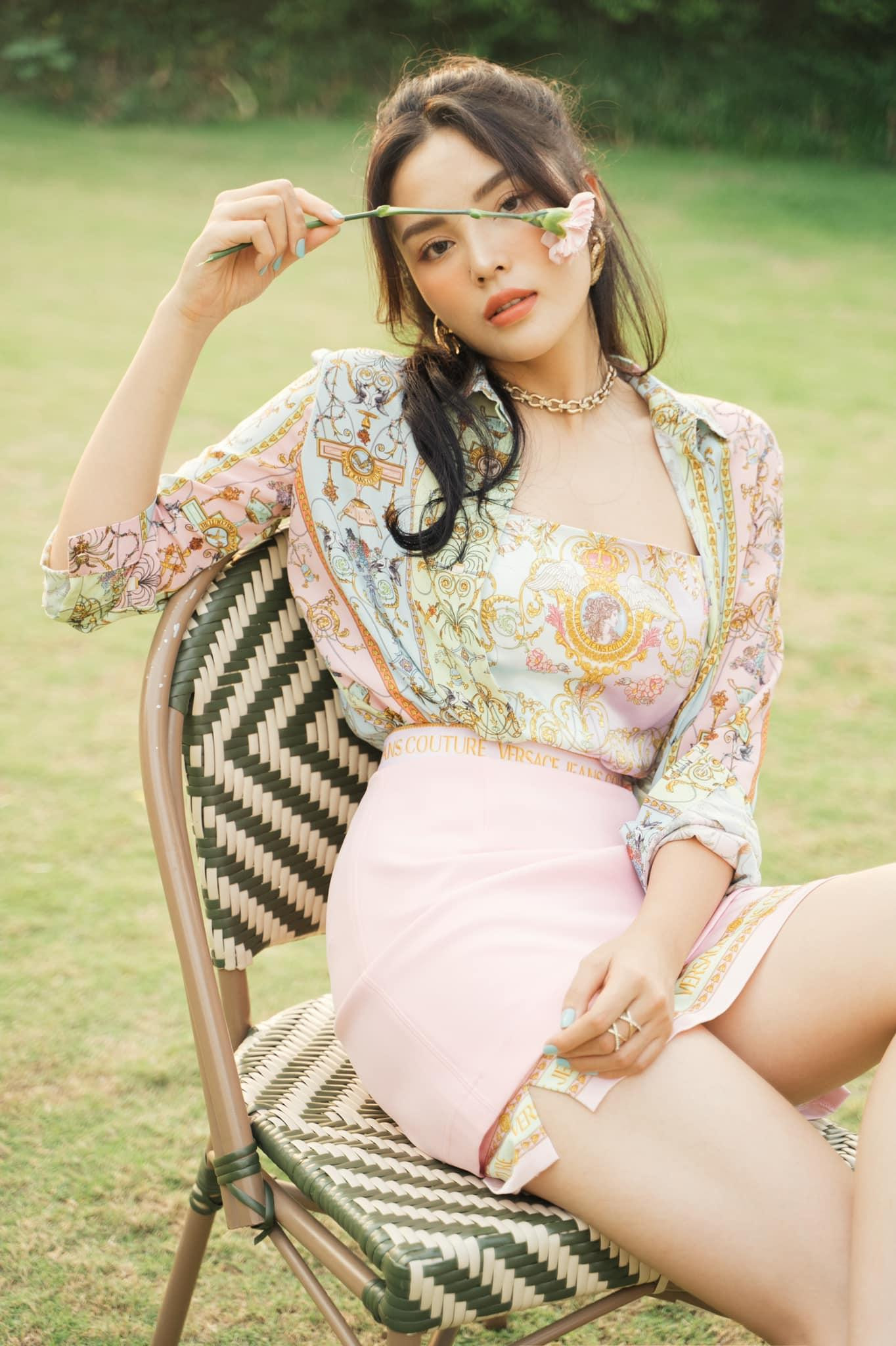 Người đẹp gây bất ngờ vì đã khá lâu cô mới trở lại với phong cách nền nã, dịu dàng. Người đẹp gây bất ngờ vì đã khá lâu cô mới trở lại với phong cách nền nã, dịu dàng.