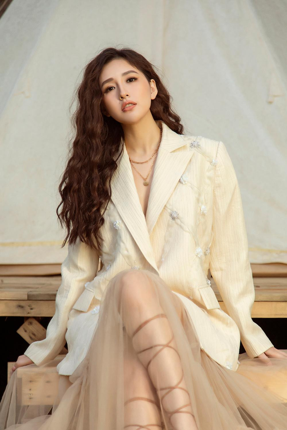 Mới đây, Mai Phương Thúy cũng khoe thành tích giảm cân trên mạng xã hội nhờ tập luyện và ăn uống khoa học.