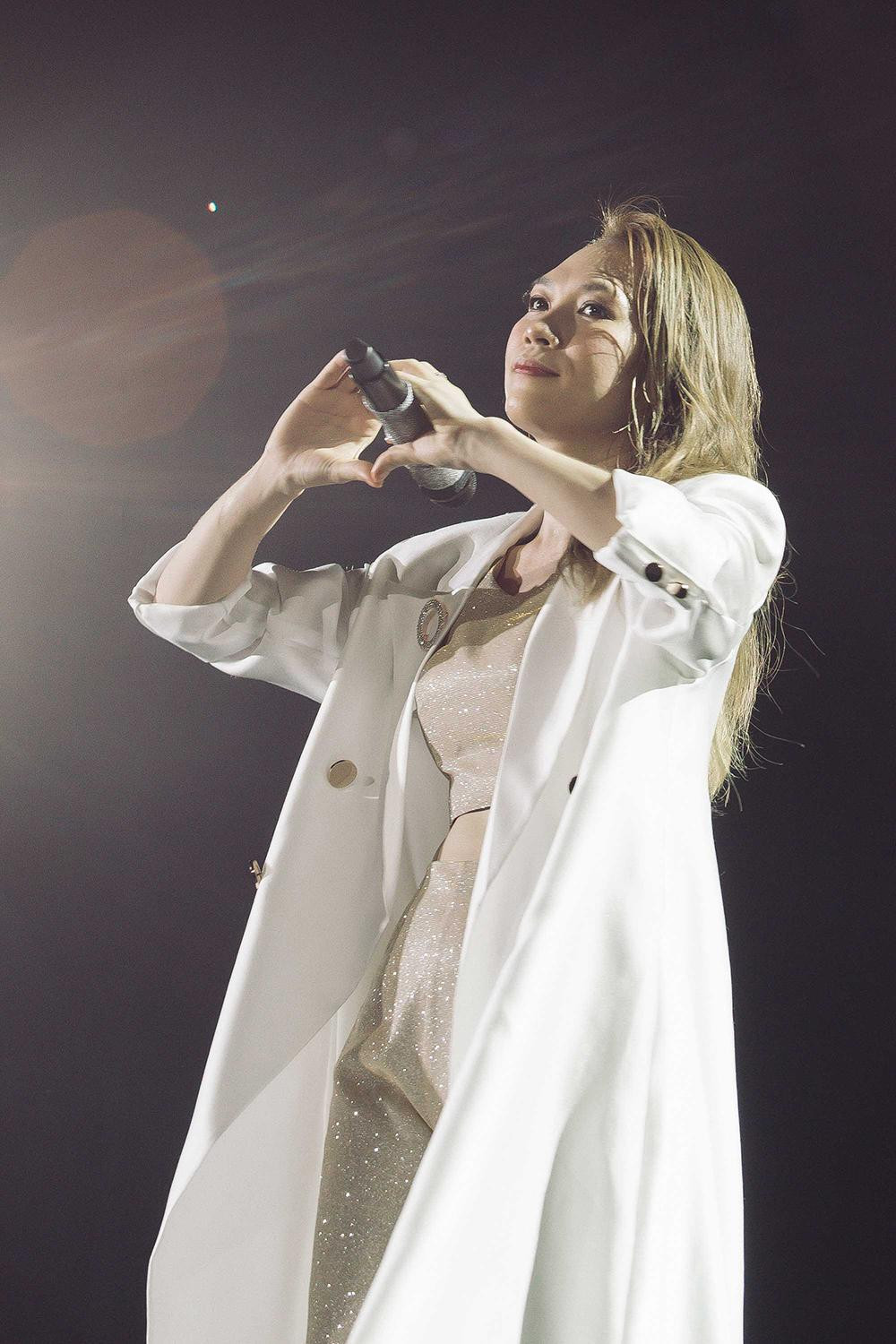 Đi cùng với phần nhạc, Mỹ Tâm cũng diện một loạt những trang phục tương ứng với từng giai đoạn như áo dài trắng, quần và áo khoác jeans cùng áo sơ mi trắng.