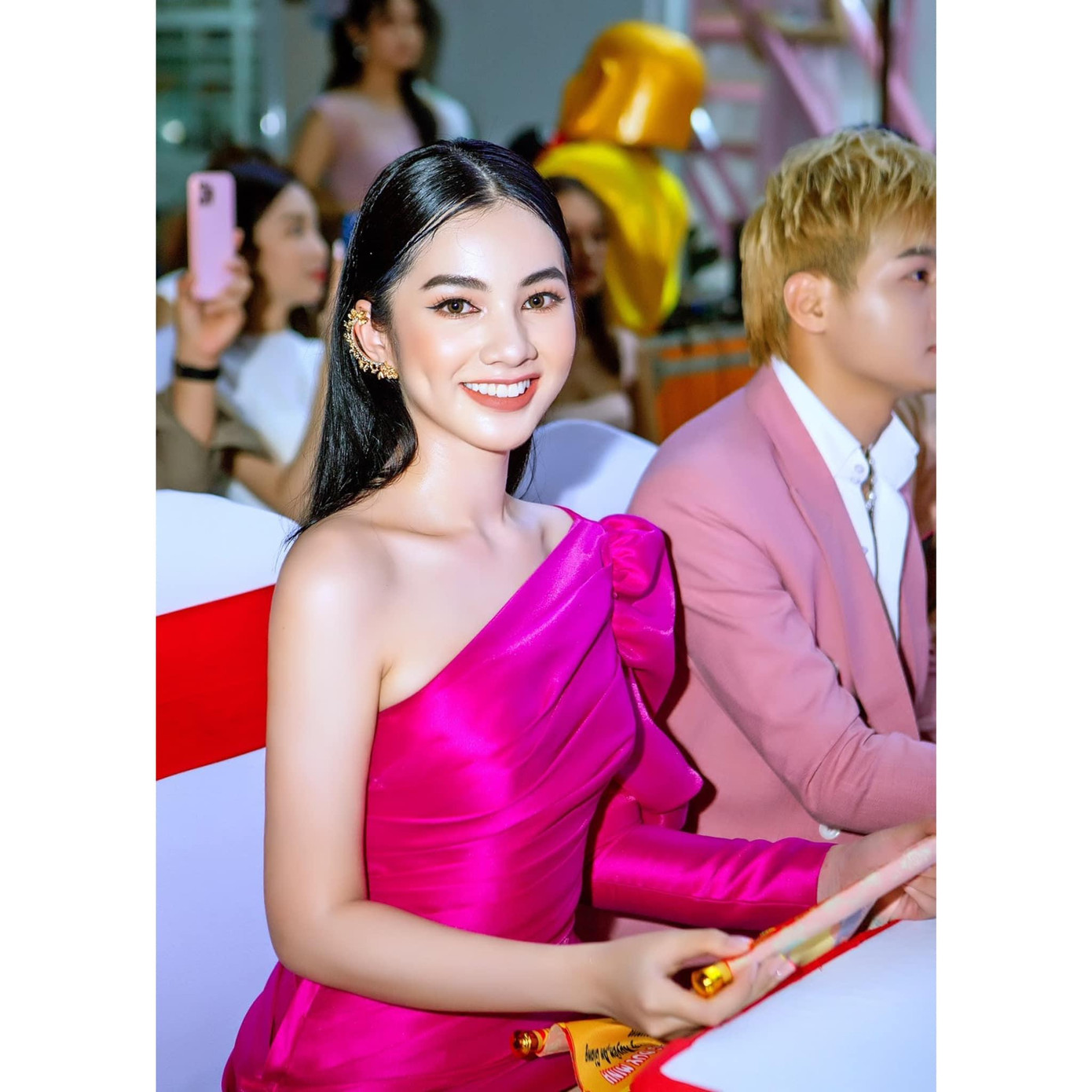 Người đẹp Cẩm Đan diện váy lệch vai quyến rũ.