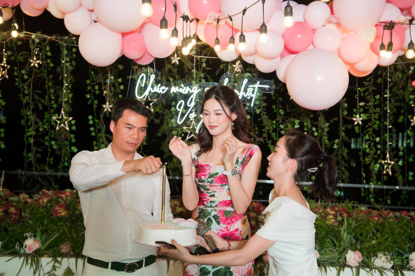 Buổi tiệc được trang trí ngập tràn hoa hồng với tông màu hồng pastel ấm cúng, ngọt ngào. Ông xã đại gia đã tự thay thắp nến để mừng tuổi 27 của bà xã.
